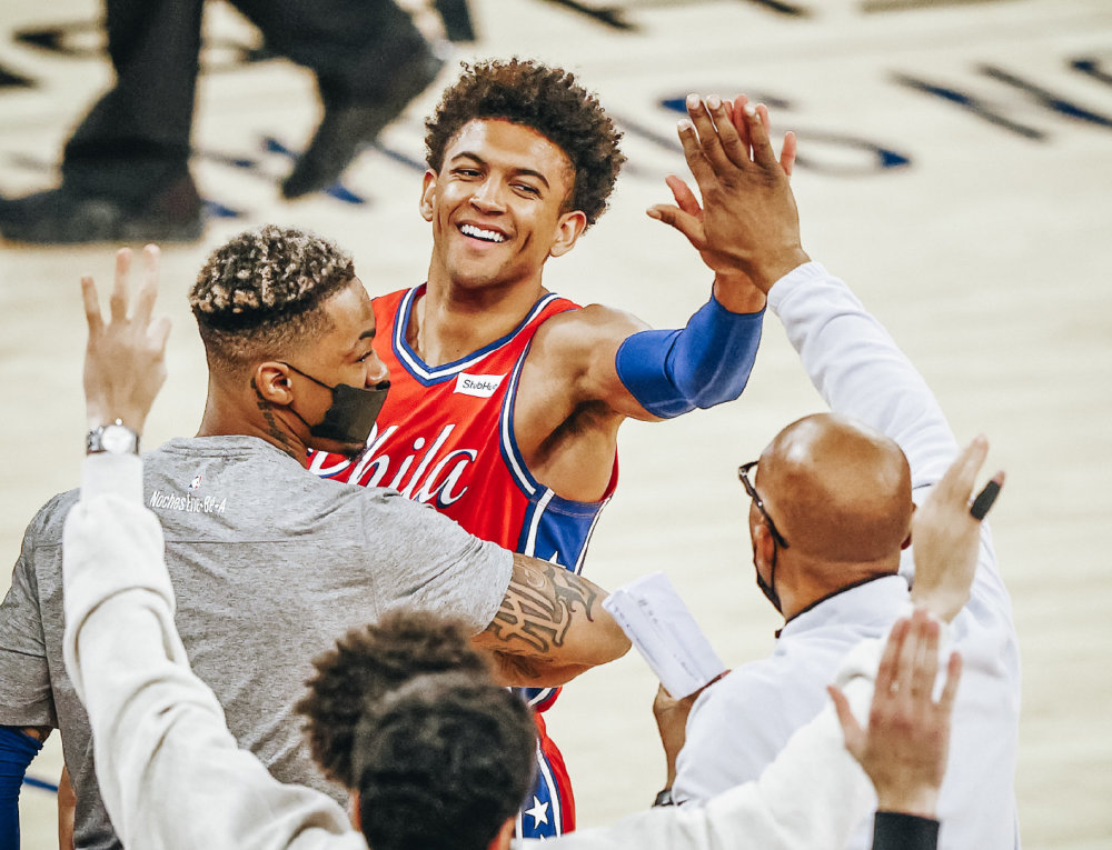 76人险胜猛龙,王哲林惊艳四座 76人险胜猛龙,王哲林惊艳四座