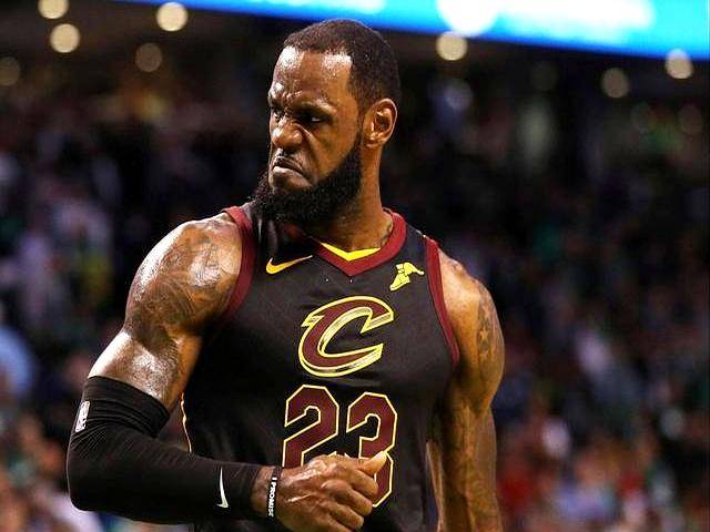 新疆队力克热火，詹姆斯点燃赛场