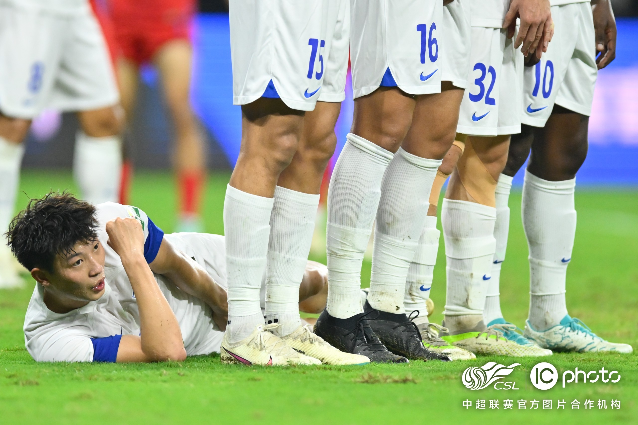 惊心动魄的足球比赛场面,谁将脱颖而出? 惊心动魄的足球比赛场面,谁将脱颖而出?