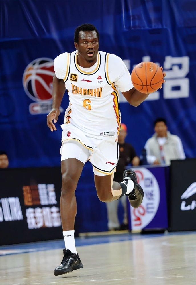 篮球联赛季后赛开启，球队备战冲击总冠军