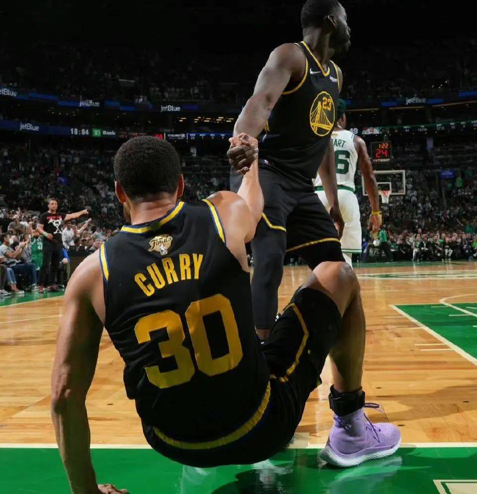 波兰男篮完胜土耳其男篮，萨姆·米切尔绝境逆转