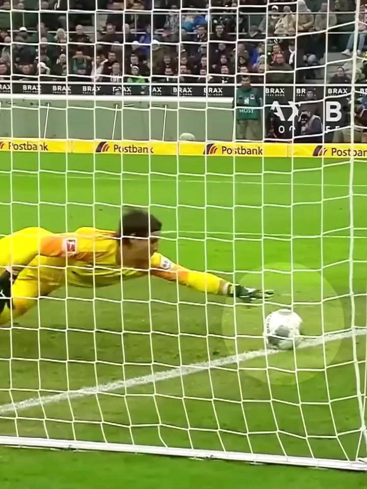 守门员神勇扑救封堵对手反击做好防守